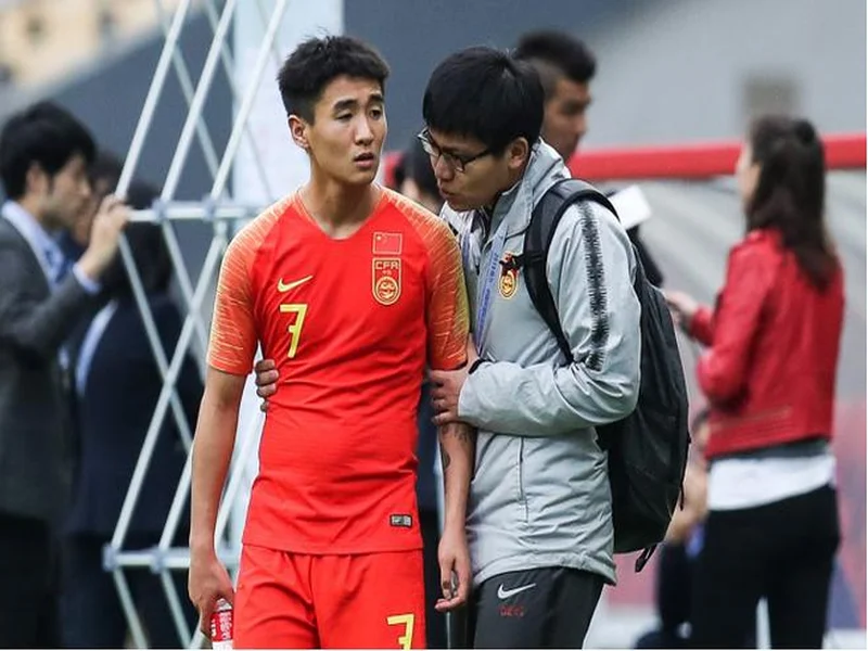 硬刚！BRTV连发2条视频质疑足协评议，慢放韦世豪犯规后爆粗口型